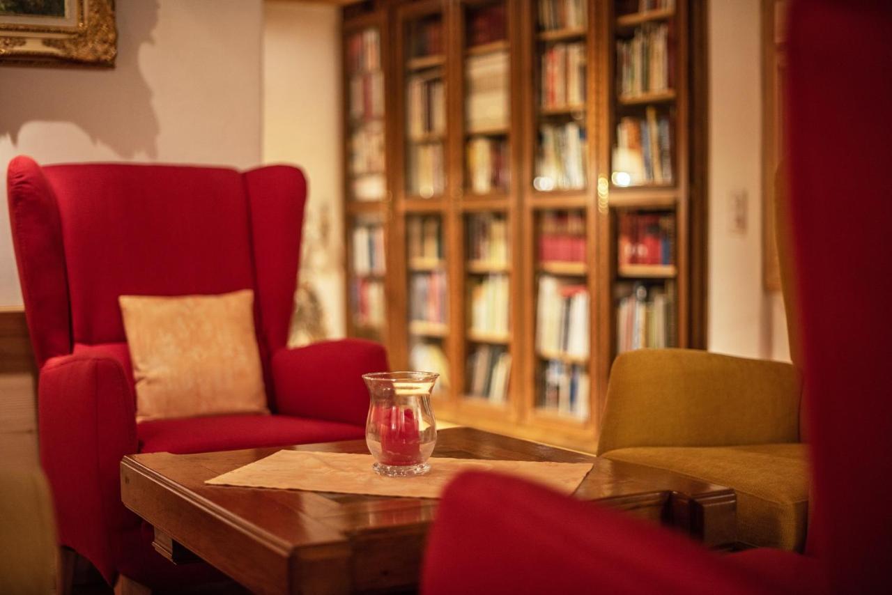 Schlosshotel Chaste 타라스프 외부 사진